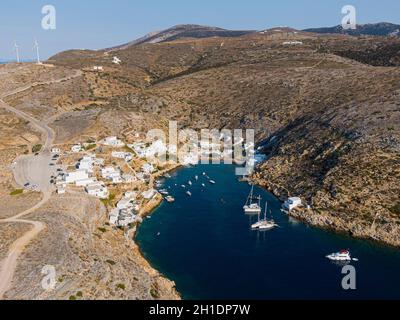 Luftaufnahme der Bucht von Cheronissos und des Hafens, griechische Insel Sifnos Stockfoto