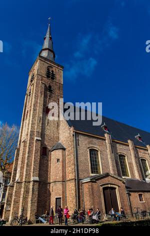 BRÜGGE, BELGIEN - MÄRZ 2018: Die antike St.-Anna-Kirche in der historischen Stadt Brügge Stockfoto