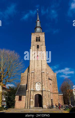 BRÜGGE, BELGIEN - MÄRZ 2018: Die antike St.-Anna-Kirche in der historischen Stadt Brügge Stockfoto