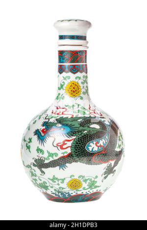 MOSKAU, RUSSLAND - 4. APRIL 2020: Geschlossene Keramikflasche von chinesischen starken alkoholischen Getränk Baijiu mit traditionellen Ornament auf weißem Hintergrund Stockfoto