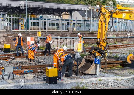 Cork, Irland. Oktober 2021. Auf der Hauptstrecke von Cork nach Dublin werden die Ingenieurarbeiten fortgesetzt. Irish Rail modernisiert das Signalsystem der Kent Station und ersetzt Streckenabschnitte an Standorten zwischen Cork und Mallow. Zwischen Cork und Mallow verkehrt ein Ersatzbus. Quelle: AG News/Alamy Live News Stockfoto