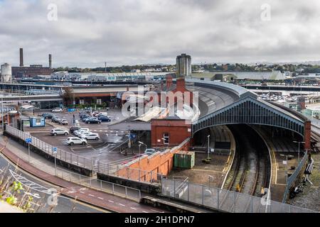 Cork, Irland. Oktober 2021. Auf der Hauptstrecke von Cork nach Dublin werden die Ingenieurarbeiten fortgesetzt. Irish Rail modernisiert das Signalsystem der Kent Station und ersetzt Streckenabschnitte an Standorten zwischen Cork und Mallow. Zwischen Cork und Mallow verkehrt ein Ersatzbus. Quelle: AG News/Alamy Live News Stockfoto