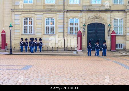 Ehrenwache im Königspalast Amalienborg. Kopenhagen, Dänemark Stockfoto