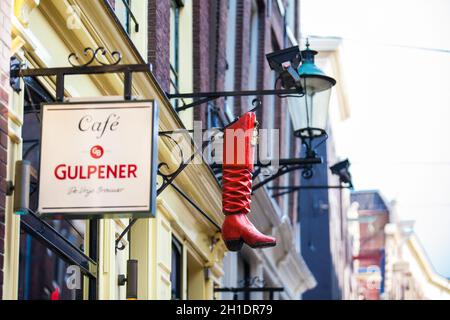 AMSTERDAM, NIEDERLANDE - MÄRZ, 2018: Die Red Boot Bar befindet sich im Rotlichtviertel von Amsterdam Stockfoto