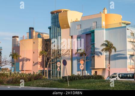 Albufeira, Portugal - 3. Mai 2018: Blick auf eine Straße im modernen Viertel teilweise aufgegeben nach der Finanzkrise, von denen einige Gebäude hav Stockfoto