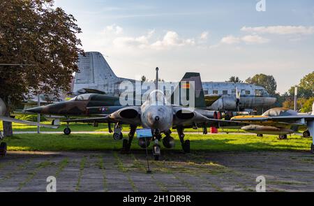 Ein Bild eines SAAB J 35J Draken Kampfjets auf dem Gelände des Polnischen Luftfahrtmuseums. Stockfoto