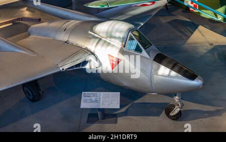 Ein Bild des Vampirflugzeugs De Havilland DH.100 im Haupthangar des Polnischen Luftfahrtmuseums. Stockfoto