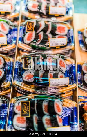 SINGAPUR - 3. MÄRZ 2020: Fertig verpacktes, verzehrfertiges Sushi, das in einem handelsüblichen Kühlschrank zum Verkauf steht Stockfoto