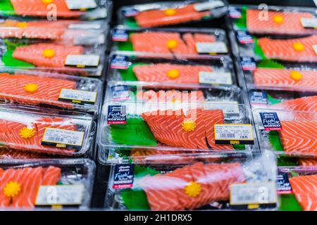 SINGAPUR - MAR 3, 2020: Vorgepackte Lachsfilets, die in einem handelsüblichen Kühlschrank zum Verkauf stehen Stockfoto