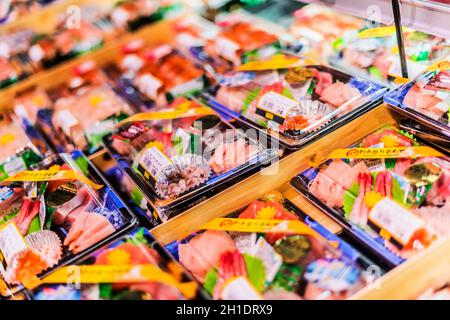 SINGAPUR - MAR 3, 2020: Fertigverpackte, verzehrfertige Meeresfrüchte, die in einem handelsüblichen Kühlschrank zum Verkauf stehen Stockfoto