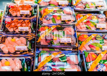 SINGAPUR - MAR 3, 2020: Fertigverpackte, verzehrfertige Meeresfrüchte, die in einem handelsüblichen Kühlschrank zum Verkauf stehen Stockfoto