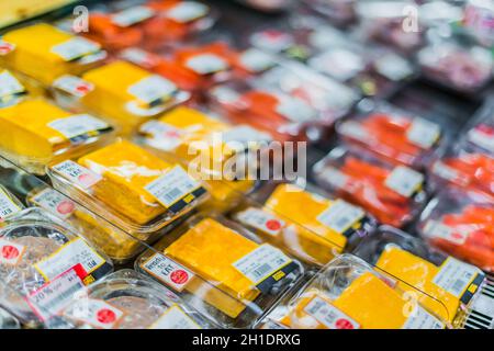 SINGAPUR - MAR 3, 2020: Vielfalt an japanischen Fertigkost einschließlich kani Kamaboko und Tamagoyaki zum Verkauf in einem kommerziellen Kühlschrank Stockfoto