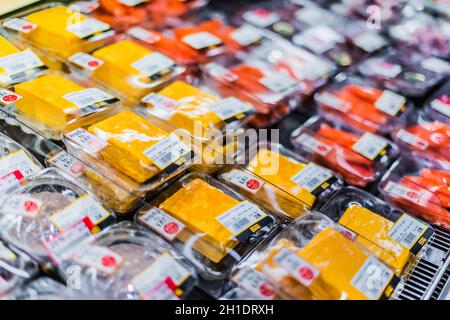 SINGAPUR - MAR 3, 2020: Vielfalt an japanischen Fertigkost einschließlich kani Kamaboko und Tamagoyaki zum Verkauf in einem kommerziellen Kühlschrank Stockfoto