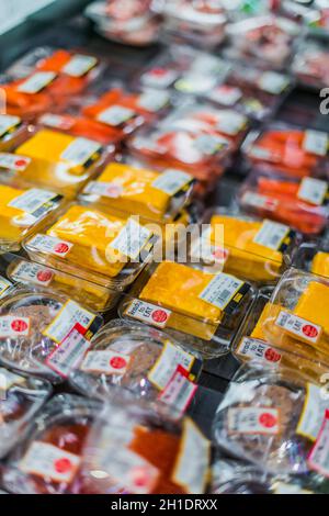 SINGAPUR - MAR 3, 2020: Vielfalt an japanischen Fertigkost einschließlich kani Kamaboko und Tamagoyaki zum Verkauf in einem kommerziellen Kühlschrank Stockfoto