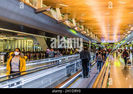 DOHA, KATAR - 28. FEB 2020: Innenraum des Hamad International Airport in Doha, Katar Stockfoto