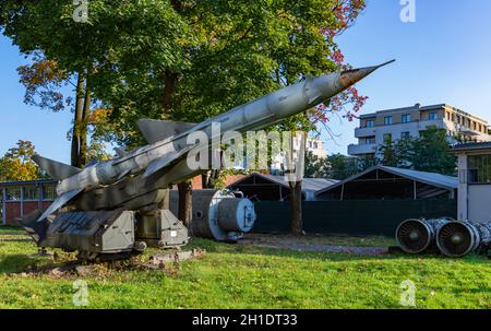 Ein Bild der S-75 Dvina Flugabwehrrakete auf dem Gelände des Polnischen Luftfahrtmuseums. Stockfoto