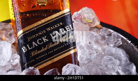 POZNAN, POL - APR 16, 2020: Flasche Johnnie Walker Black Label im Eimer mit zerdrücktem Eis Stockfoto