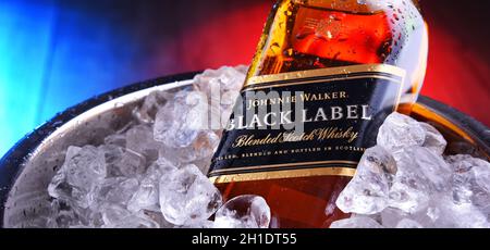 POZNAN, POL - APR 16, 2020: Flasche Johnnie Walker Black Label im Eimer mit zerdrücktem Eis Stockfoto