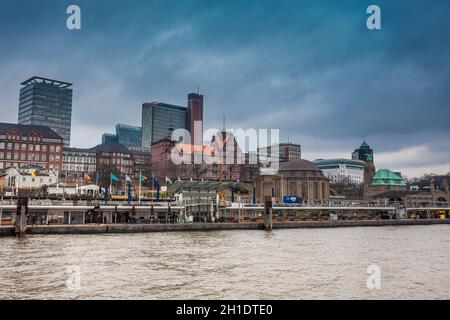 HAMBURG, DEUTSCHLAND - MÄRZ 2018: Landungsbrücke Hamburg Landungsbrücken Stockfoto