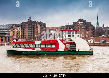 Fähre Navigieren auf der Elbe in einem kalten trüben Wintertag in Hamburg Stockfoto