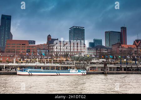 HAMBURG, DEUTSCHLAND - MÄRZ 2018: Landungsbrücke Hamburg Landungsbrücken Stockfoto