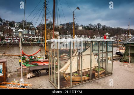 HAMBURG, DEUTSCHLAND - MÄRZ 2018: Die Fähre Neumuhlen hält an einem kalten Wintertag am Ufer der Elbe in Hamburg Stockfoto