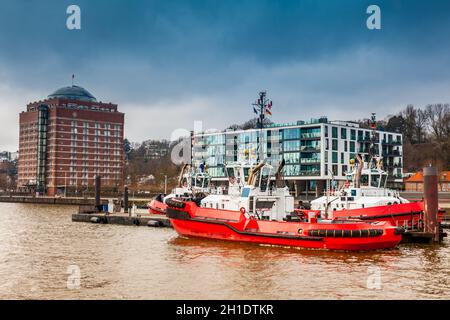 Schlepper angekoppelt ist an der Hamburger Hafen an der Elbe Stockfoto