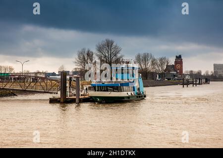 HAMBURG, DEUTSCHLAND - MÄRZ 2018: Fähre fährt an einem kalten, bewölkten Wintertag auf der Elbe in Hamburg Stockfoto