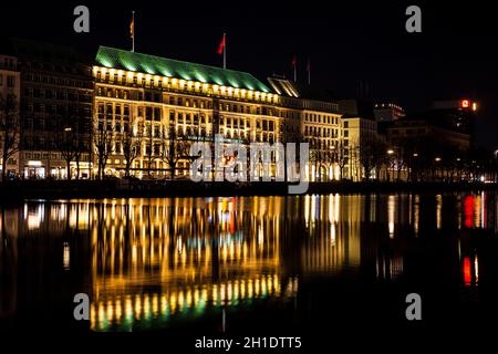 HAMBURG, DEUTSCHLAND - MÄRZ 2018: Das Fairmont Hotel Vier Jahreszeiten an der Westseite der Binnenalster am Abend entfernt Stockfoto