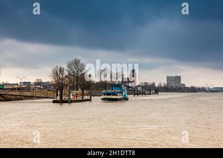 Fähre Navigieren auf der Elbe in einem kalten trüben Wintertag in Hamburg Stockfoto