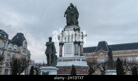 Belfort, Frankreich - 26. Dezember 2017: Ansicht des Bronzesäule der drei Sitze von Belfort von Auguste Bartholdi (Bildhauer) und Georges Dehaudt auf Stockfoto