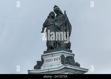 Belfort, Frankreich - 26. Dezember 2017: Ansicht des Bronzesäule der drei Sitze von Belfort von Auguste Bartholdi (Bildhauer) und Georges Dehaudt auf Stockfoto