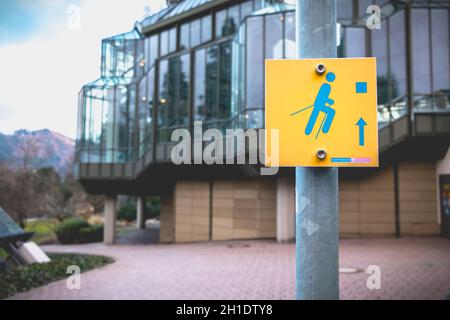 Badenweiler, Deutschland - 24. Dezember 2017: Kleines Schild mit einer Fußgängerroute in einem Stadtpark an einem Wintertag Stockfoto