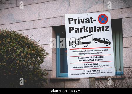 Badenweiler, Deutschland - 24. Dezember 2017: Verkehrsschild Privatparkplatz - reserviert für die Klinik Park Therme vor einem Gebäude in der Innenstadt Stockfoto