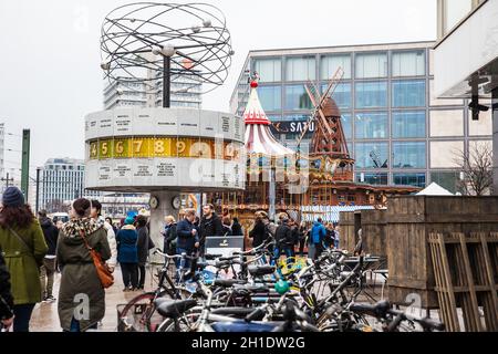 BERLIN, DEUTSCHLAND - MÄRZ 2018: Die Urania Weltzeituhr auf dem öffentlichen Platz Alexanderplatz in Mitte, Berlin Stockfoto