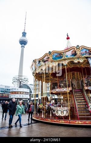 BERLIN, DEUTSCHLAND - MÄRZ 2018: Bunte alte Mode Karussell am Alexanderplatz in Berlin City Centre am kalten Ende des Winters Tag entfernt Stockfoto