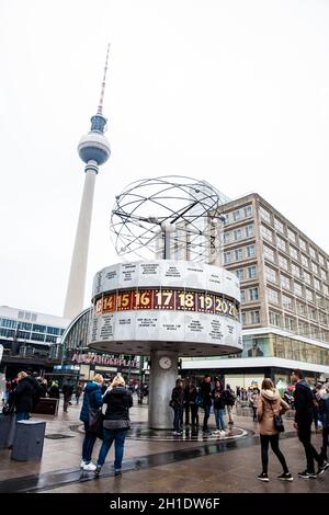 BERLIN, DEUTSCHLAND - MÄRZ 2018: Die Urania Weltzeituhr auf dem öffentlichen Platz Alexanderplatz in Mitte, Berlin Stockfoto