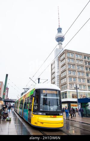 BERLIN, DEUTSCHLAND - MÄRZ 2018: Bunte Straßenbahn am Alexanderplatz im Zentrum von Berlin am kalten Ende des Winters Tag Stockfoto