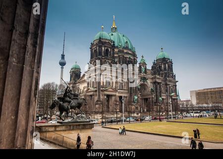 BERLIN, DEUTSCHLAND - MÄRZ 2018: Supreme Pfarr- und Stiftskirche oder auch als Berliner Dom aus dem Alten Museum in einem kalten Winter gesehen Stockfoto