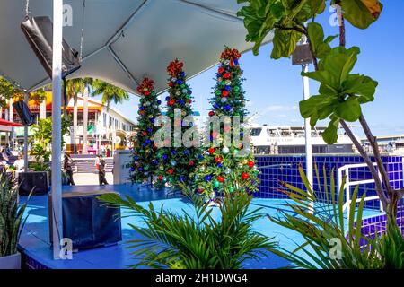 Miami, USA - 30. November 2019: Menschen in Miami Marina und Bayside Marketplace. Die Marina wurde komplett umgebaut und 1997 wiedereröffnet Stockfoto