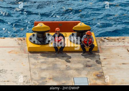 Cozumel, Mexiko - 24. April 2019: Anlegebande und Hafenarbeiter warten auf Anlegearbeiten im Hafen von Cozumel, Mexiko, Karibik. Stockfoto