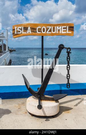 Cozumel, Mexiko - 24. April 2019: Willkommen auf Cozumel Schild mit Anker in Cozumel Insel, südöstliche Region, Mexiko, Karibik Stockfoto