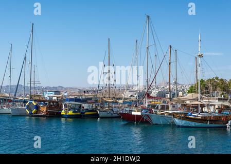 Eilat, Israel - 7 November, 2017: Blick auf die Boote und Segelyachten in der Bucht von Eilat, Israel. Stockfoto