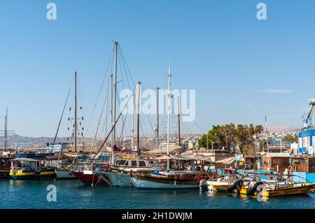 Eilat, Israel - 7 November, 2017: Blick auf Marina und angedockten Yachten und Boote im beliebten Ferienort und Recreation Center Israel - Eilat Stadt. Stockfoto