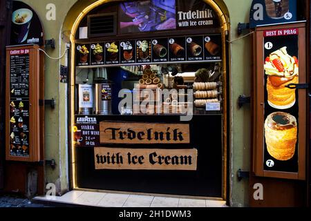 Prag, tschechische Republik - April, 2018: Shop der traditionellen Trdelník eine Art von Spit Kuchen aus gewalzten Teig um einen Stock, Gegrilltes und topp gewickelt Stockfoto