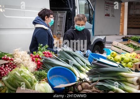 22. März 2020, Lyon Croix Rousse, frankreich : Markt auf der Straße. Händler mit Masken, um sich vor der Coronavirus-Pandemie zu schützen. Mondial pand Stockfoto