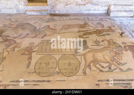 Piazza Armerina, Sizilien, Italien - 24. August 2017: Perfekt erhaltene antike Mosaiken im berühmten antiken römischen Haus Villa Romana del Casale. UNESC Stockfoto