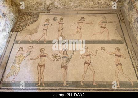 Piazza Armerina, Sizilien, Italien - 24. August 2017: Perfekt erhaltene antike Mosaiken im berühmten antiken römischen Haus Villa Romana del Casale. UNESC Stockfoto