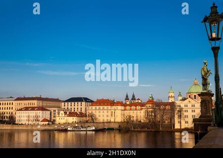 Boot auf Vlava River bei Sonnenuntergang in Prag von der berühmten Karlsbrücke gesehen Stockfoto