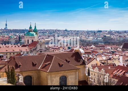 Prag, die Stadt von der Petrin Garten am Anfang Frühjahr gesehen Stockfoto